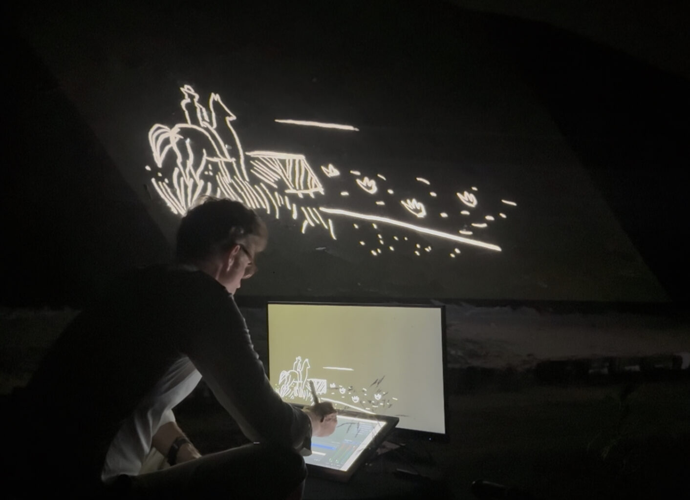 Artiste réalisant un digital live show projeté sur une camelle de sel en Camargue