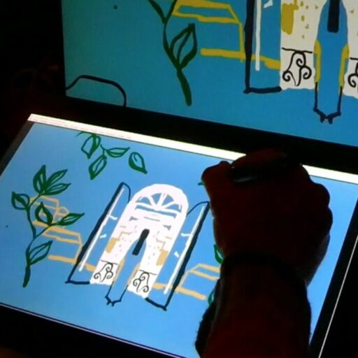 Digital live show : tablette graphique, écran de contrôle et main de l'artiste