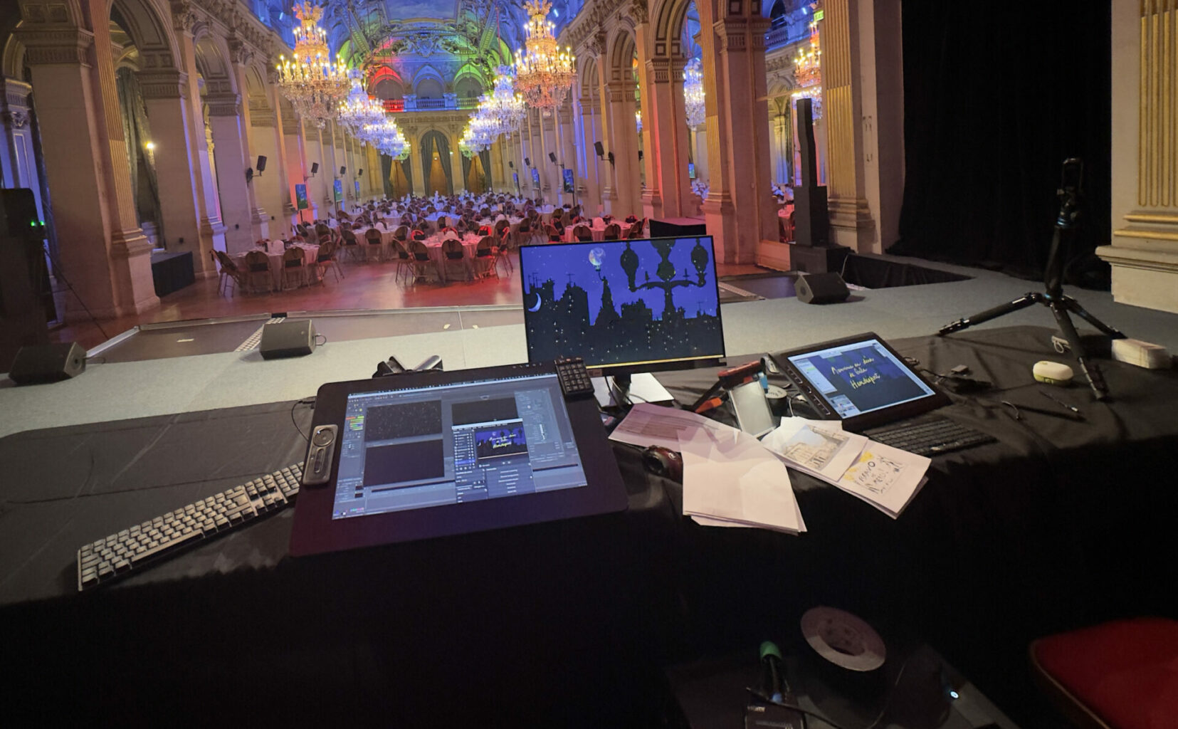 Mise en place d'une animation artistique luxe dans une salle de réception prestigieuse de l'Hôtel de Ville de Paris